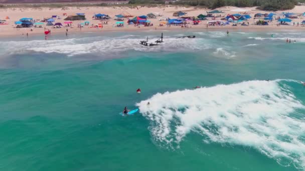 风景如画的夏季海滩 有沉船和五颜六色的帐篷和雨伞 空中无人驾驶飞机俯瞰4K — 图库视频影像