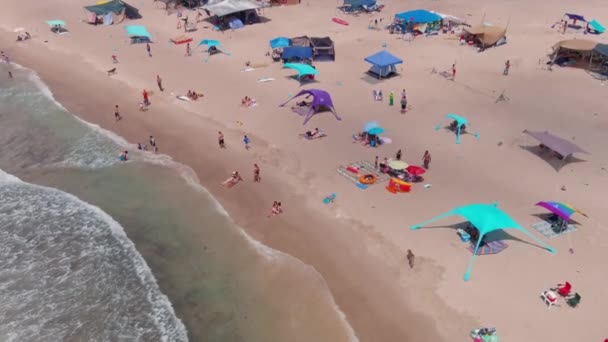 Γραφική Καλοκαιρινή Παραλία Ναυάγιο Και Πολύχρωμες Σκηνές Και Ομπρέλες Κεραία — Αρχείο Βίντεο