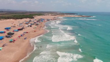 Sıcak bir yaz gününde renkli deniz plajı, hava aracı manzaralı, yavaş çekim 4k