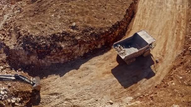 Pozemní práce na staveništi s těžkými stroji, hyper time lapse anténní drone view 4k