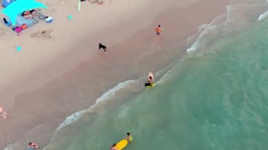 Sıcak bir yaz gününde renkli deniz plajı, hava aracı manzaralı, yavaş çekim 4k