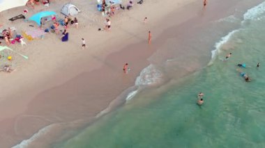 Sıcak bir yaz gününde renkli deniz plajı, hava aracı manzaralı, yavaş çekim 4k