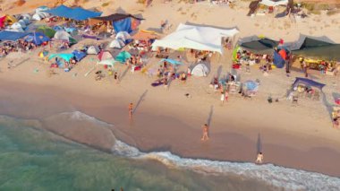 Sıcak bir yaz gününde renkli deniz plajı, hava aracı manzaralı, yavaş çekim 4k