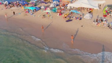 Sıcak bir yaz gününde renkli deniz plajı, hava aracı manzaralı, yavaş çekim 4k