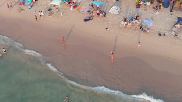 Színes Tengerpart Egy Forró Nyári Napon Drón Kilátás Lassított Felvétel — Stock videók
