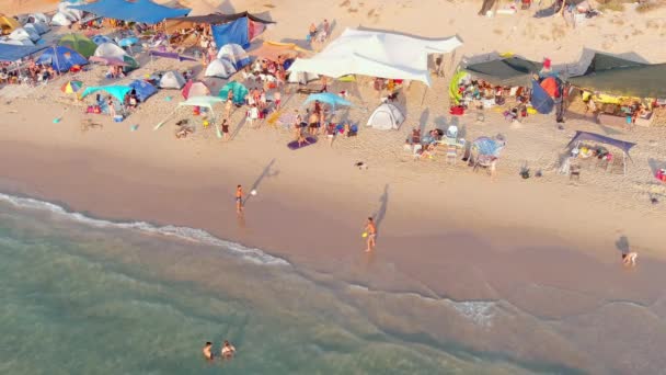 Kleurrijk Zeestrand Een Warme Zomerdag Uitzicht Drone Vanuit Lucht Slow — Stockvideo