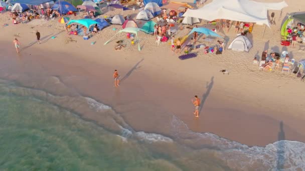 Colorata Spiaggia Sul Mare Una Calda Giornata Estiva Vista Aerea — Video Stock