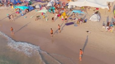 Sıcak bir yaz gününde renkli deniz plajı, hava aracı manzaralı, yavaş çekim 4k