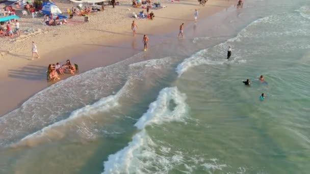 Kleurrijk Zeestrand Een Warme Zomerdag Uitzicht Drone Vanuit Lucht Slow — Stockvideo