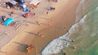 Sıcak bir yaz gününde renkli deniz plajı, hava aracı manzaralı, yavaş çekim 4k