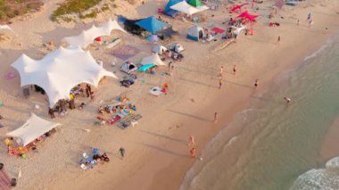 Sıcak bir yaz gününde renkli deniz plajı, hava aracı manzaralı, yavaş çekim 4k