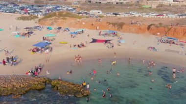 Sıcak bir yaz gününde renkli deniz plajı, hava aracı manzaralı, yavaş çekim 4k