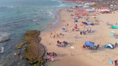 Sıcak bir yaz gününde renkli deniz plajı, hava aracı manzaralı, yavaş çekim 4k