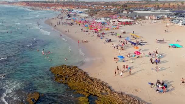 Kleurrijk Zeestrand Een Warme Zomerdag Uitzicht Drone Vanuit Lucht Slow — Stockvideo