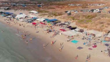 Sıcak bir yaz gününde renkli deniz plajı, hava aracı manzaralı, yavaş çekim 4k