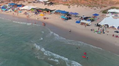 Sıcak bir yaz gününde renkli deniz plajı, hava aracı manzaralı, yavaş çekim 4k