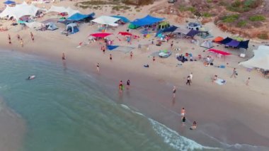 Sıcak bir yaz gününde renkli deniz plajı, hava aracı manzaralı, yavaş çekim 4k