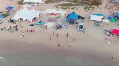 Sıcak bir yaz gününde renkli deniz plajı, hava aracı manzaralı, yavaş çekim 4k