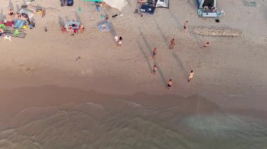 Sıcak bir yaz gününde renkli deniz plajı, hava aracı manzaralı, yavaş çekim 4k