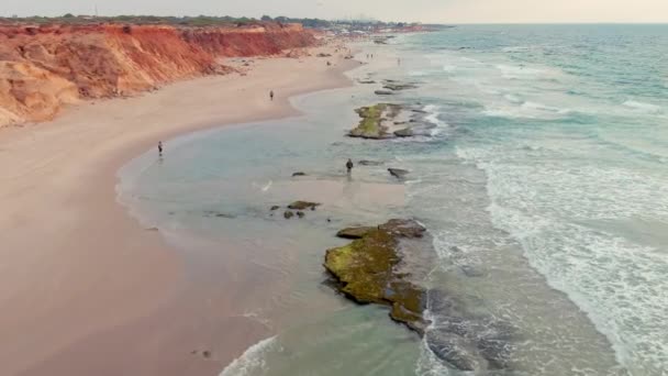 Kolorowa Plaża Morska Upalny Letni Dzień Widok Lotu Ptaka Wolny — Wideo stockowe
