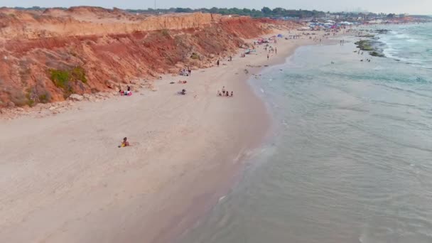 Барвистий Морський Пляж Спекотний Літній День Вид Повітряного Безпілотника Повільний — стокове відео