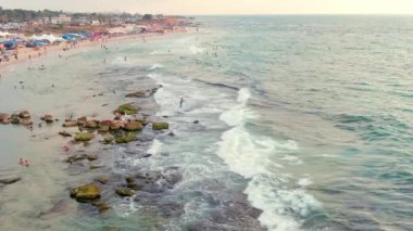 Sıcak bir yaz gününde renkli deniz plajı, hava aracı manzaralı, yavaş çekim 4k