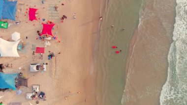 Sıcak bir yaz gününde renkli deniz plajı, hava aracı manzaralı, yavaş çekim 4k