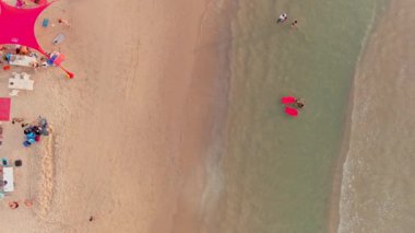 Sıcak bir yaz gününde renkli deniz plajı, hava aracı manzaralı, yavaş çekim 4k