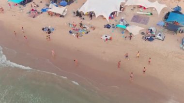 Sıcak bir yaz gününde renkli deniz plajı, hava aracı manzaralı, yavaş çekim 4k