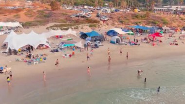 Sıcak bir yaz gününde renkli deniz plajı, hava aracı manzaralı, yavaş çekim 4k