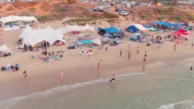 Sıcak bir yaz gününde renkli deniz plajı, hava aracı manzaralı, yavaş çekim 4k