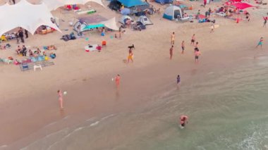 Sıcak bir yaz gününde renkli deniz plajı, hava aracı manzaralı, yavaş çekim 4k