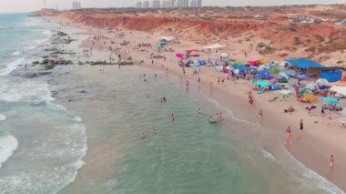 Sıcak bir yaz gününde renkli deniz plajı, hava aracı manzaralı, yavaş çekim 4k