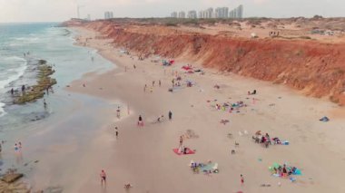 Sıcak bir yaz gününde renkli deniz plajı, hava aracı manzaralı, yavaş çekim 4k