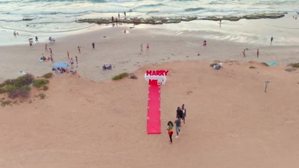 Heirate Mich Heiratsantrag Schild Einem Malerischen Strand Bei Sonnenuntergang Drohnen — Stockvideo