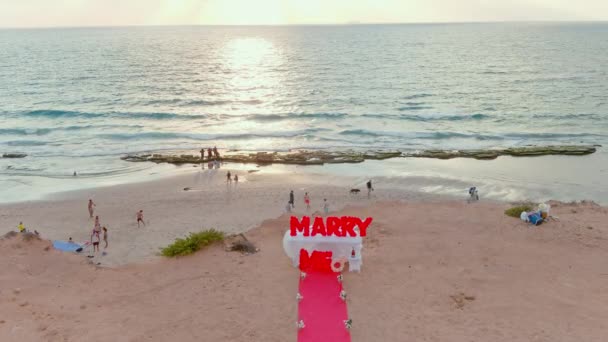 Trouw Met Mij Aanzoek Bord Een Pittoresk Strand Bij Zonsondergang — Stockvideo