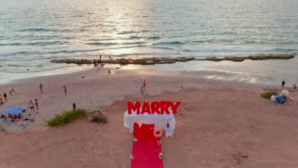 在日落时 在一个风景如画的海滩上与我的求婚签名 4K无人驾驶飞机俯瞰 以色列 特拉维夫 2020年7月20日 — 图库视频影像