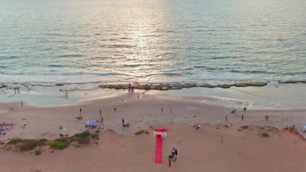 Trouw Met Mij Aanzoek Bord Een Pittoresk Strand Bij Zonsondergang — Stockvideo