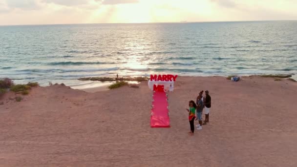 Épousez Moi Signe Proposition Sur Une Plage Pittoresque Coucher Soleil — Video