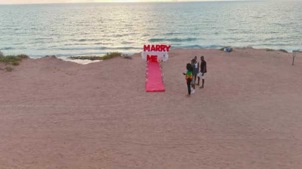 Heirate Mich Heiratsantrag Schild Einem Malerischen Strand Bei Sonnenuntergang Drohnen — Stockvideo