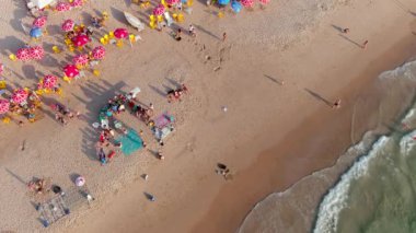 Sıcak bir yaz gününde renkli deniz plajı, hava aracı manzaralı, yavaş çekim 4k