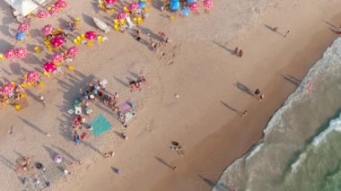 Sıcak bir yaz gününde renkli deniz plajı, hava aracı manzaralı, yavaş çekim 4k