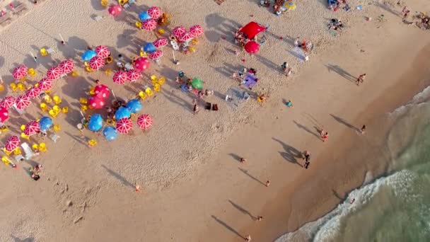 Färgglada Havet Stranden Varm Sommardag Antenn Drönare Utsikt Slow Motion — Stockvideo