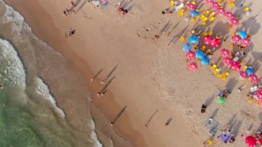 Sıcak bir yaz gününde renkli deniz plajı, hava aracı manzaralı, yavaş çekim 4k