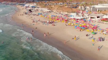 Sıcak bir yaz gününde renkli deniz plajı, hava aracı manzaralı, yavaş çekim 4k