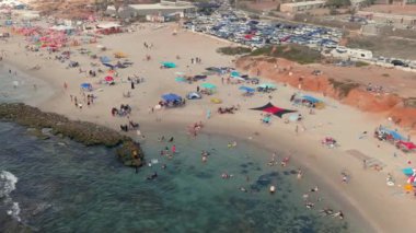 Sıcak bir yaz gününde renkli deniz plajı, hava aracı manzaralı, yavaş çekim 4k
