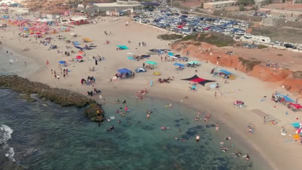 Praia Mar Colorida Dia Quente Verão Vista Aérea Drone Câmera — Vídeo de Stock