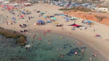 Sıcak bir yaz gününde renkli deniz plajı, hava aracı manzaralı, yavaş çekim 4k