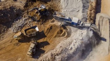 Zemin inşaat sahasında ağır makinelerle çalışıyor, hiper zaman atlamalı insansız hava aracı görüntüsü 4k