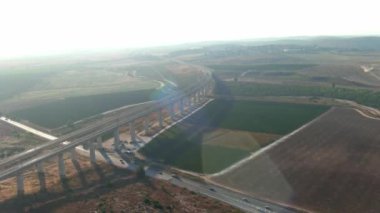 İsrail 'in Yahudiye vadilerindeki uzun tren köprüleri, hava aracı manzarası.